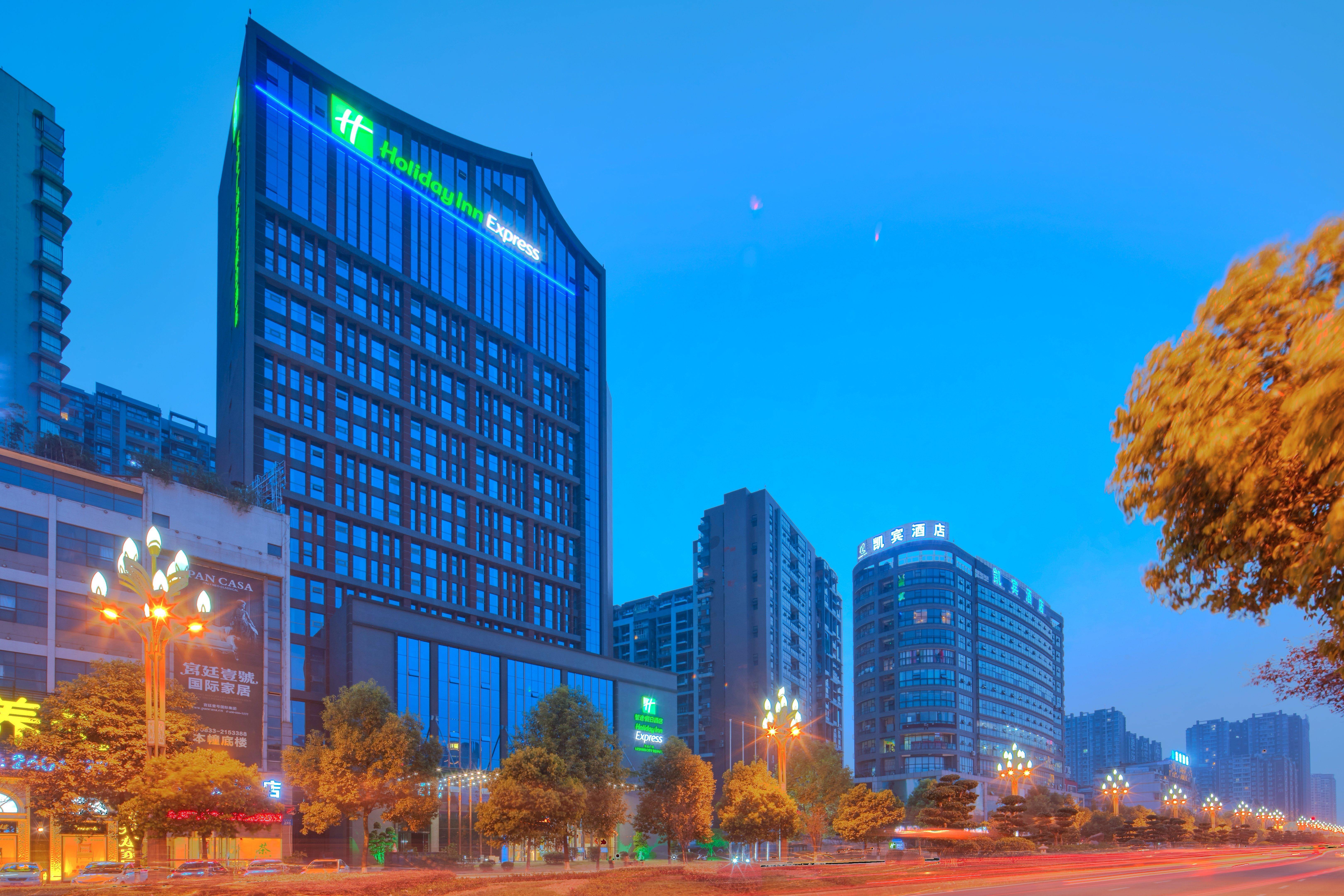 Holiday Inn Express Leshan City Square By Ihg High Speed Rail And Leshan Giant Buddha מראה חיצוני תמונה